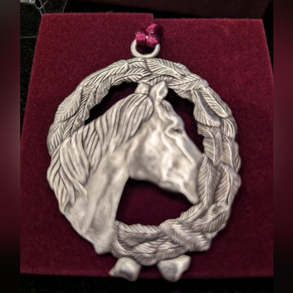 Seagull Pewter, Horse wreath ornament. Satin finish. Gift boxed. NIB - Picture 4 of 7
